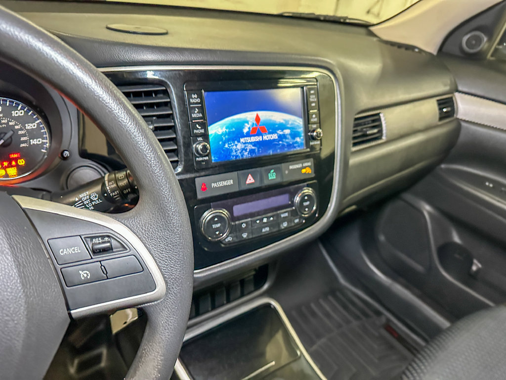 Used 2018 Mitsubishi Outlander AWD image 33