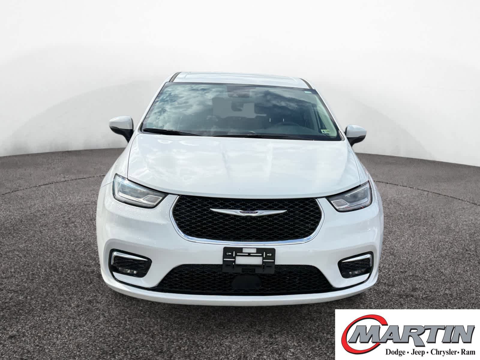 Used 2023 Chrysler Pacifica Touring-L FWD image 2