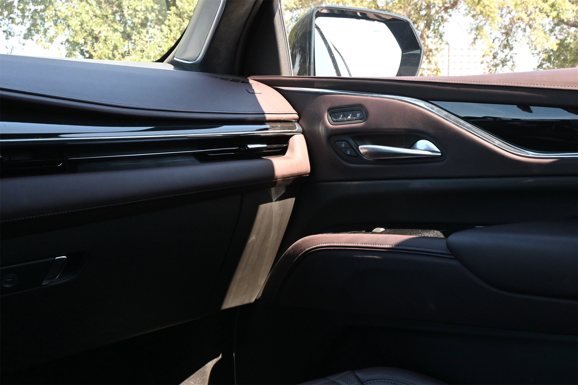 Used 2023 Cadillac Escalade Sport Platinum w/ LPO, ONYX Package image 8