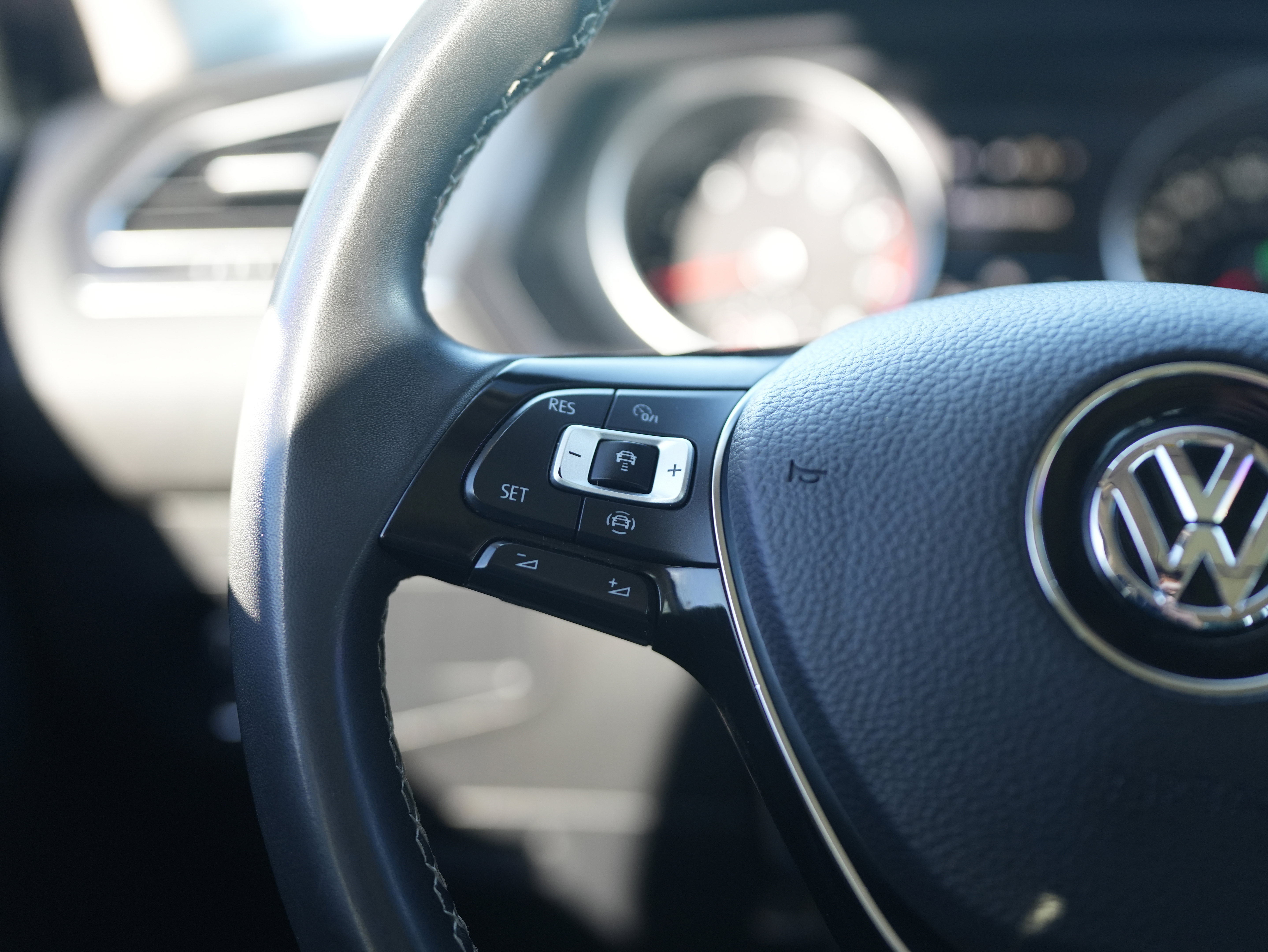 Used 2021 Volkswagen Tiguan SE w/ Panoramic Sunroof Package image 19