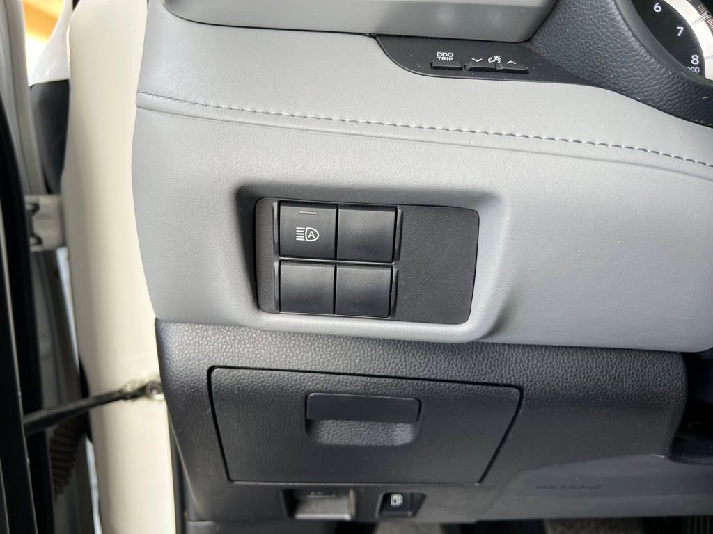 Used 2022 Toyota Highlander L image 18