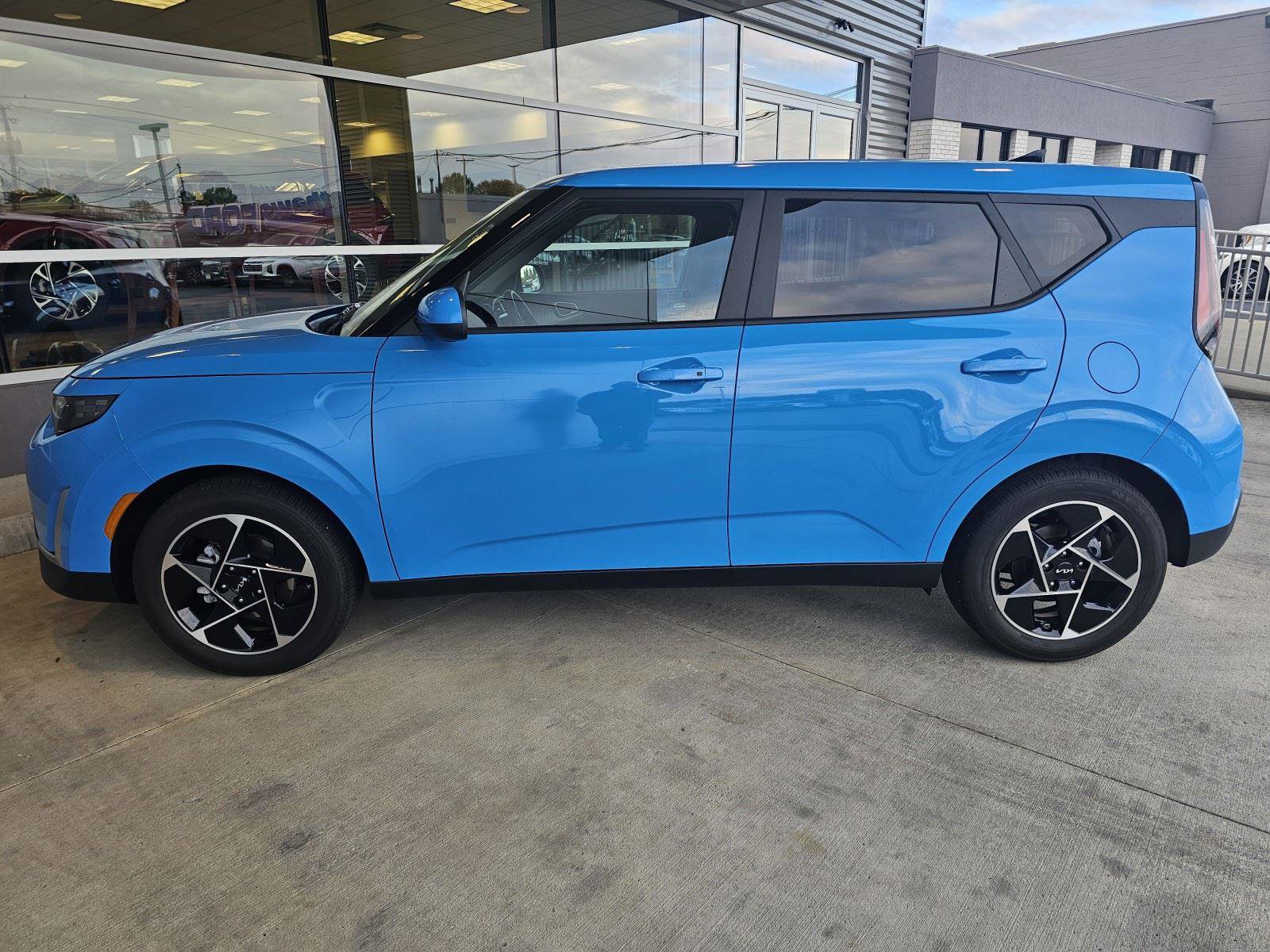 Used 2023 Kia Soul EX image 2