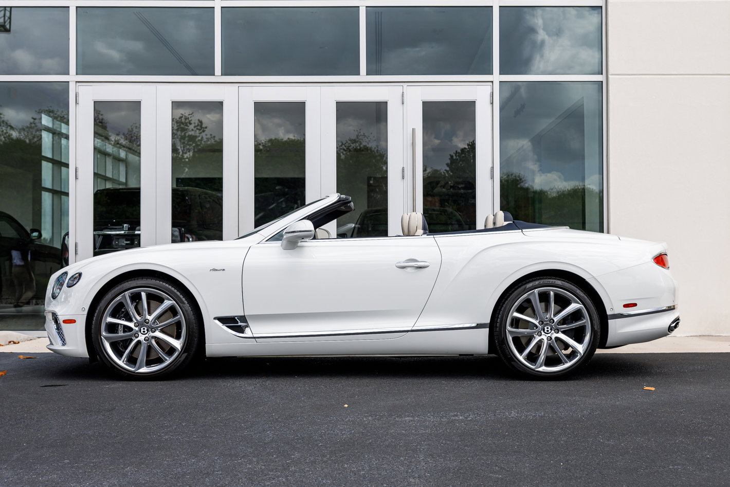 Used 2023 Bentley Continental GT Azure image 9