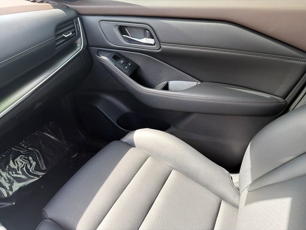 Used 2023 Nissan Rogue SV w/ SV Premium B Package image 30