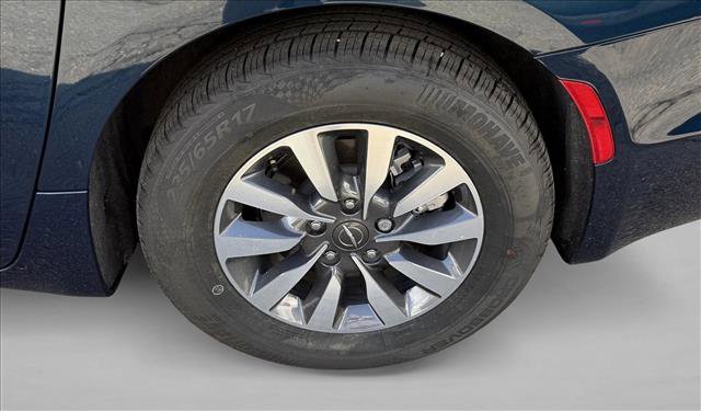 Used 2023 Chrysler Pacifica Limited w/ Uconnect Theater Family Group FWD image 9