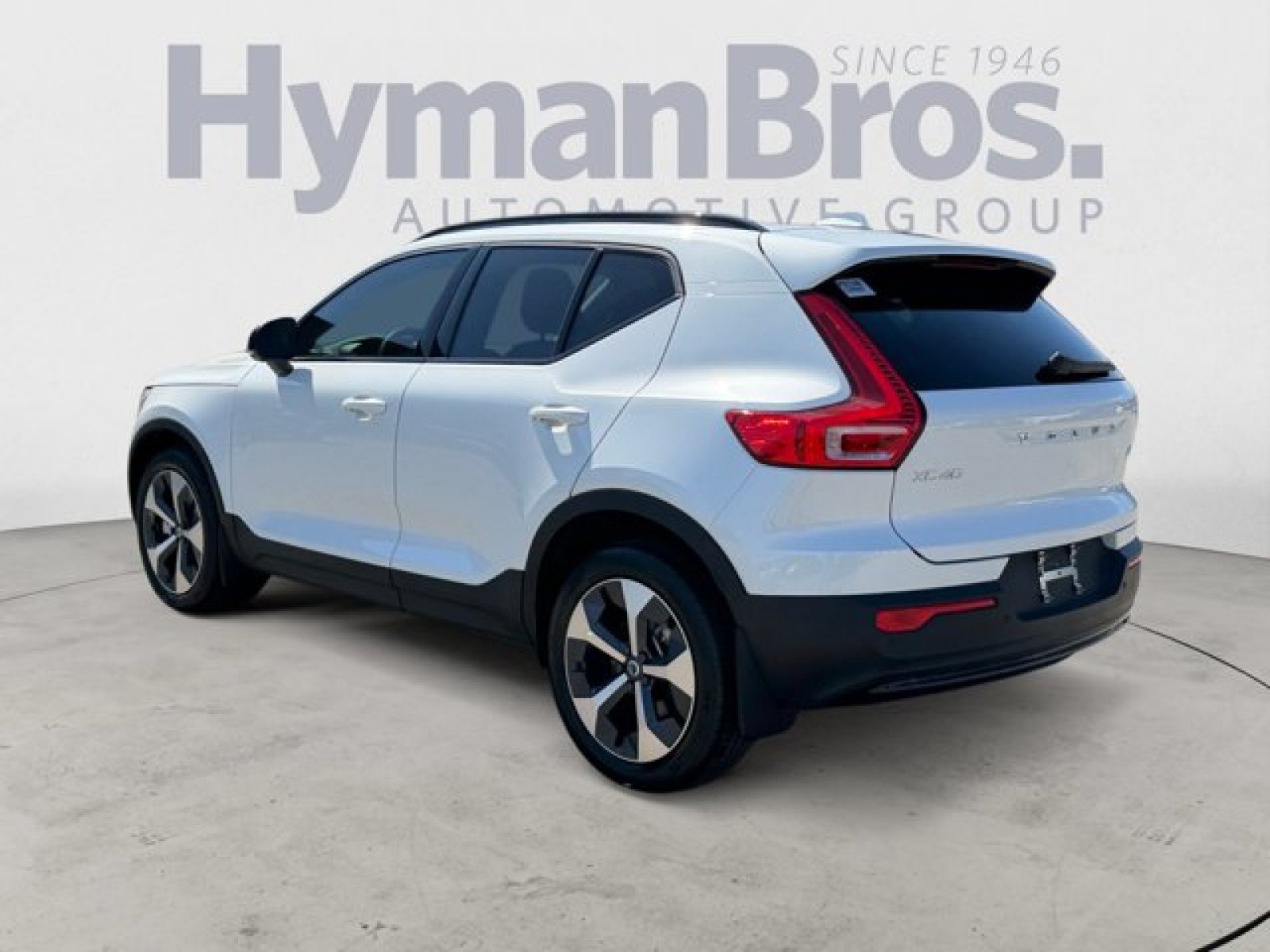 Used 2023 Volvo XC40 B5 Plus AWD/4WD image 5