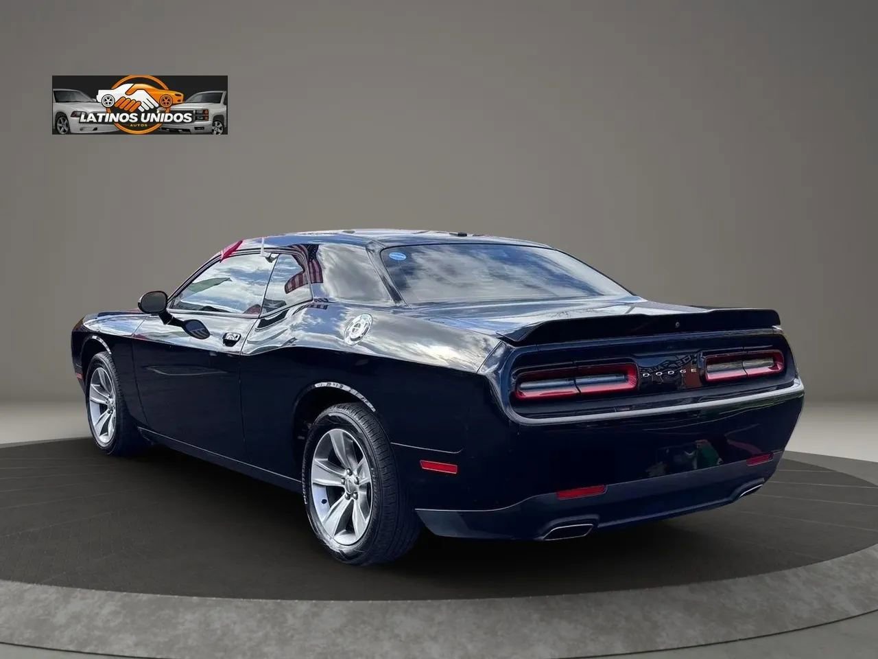 Used 2019 Dodge Challenger SXT image 4
