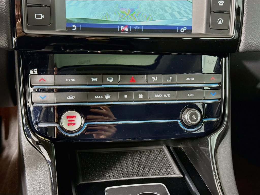 Used 2017 Jaguar XE Premium AWD/4WD image 17