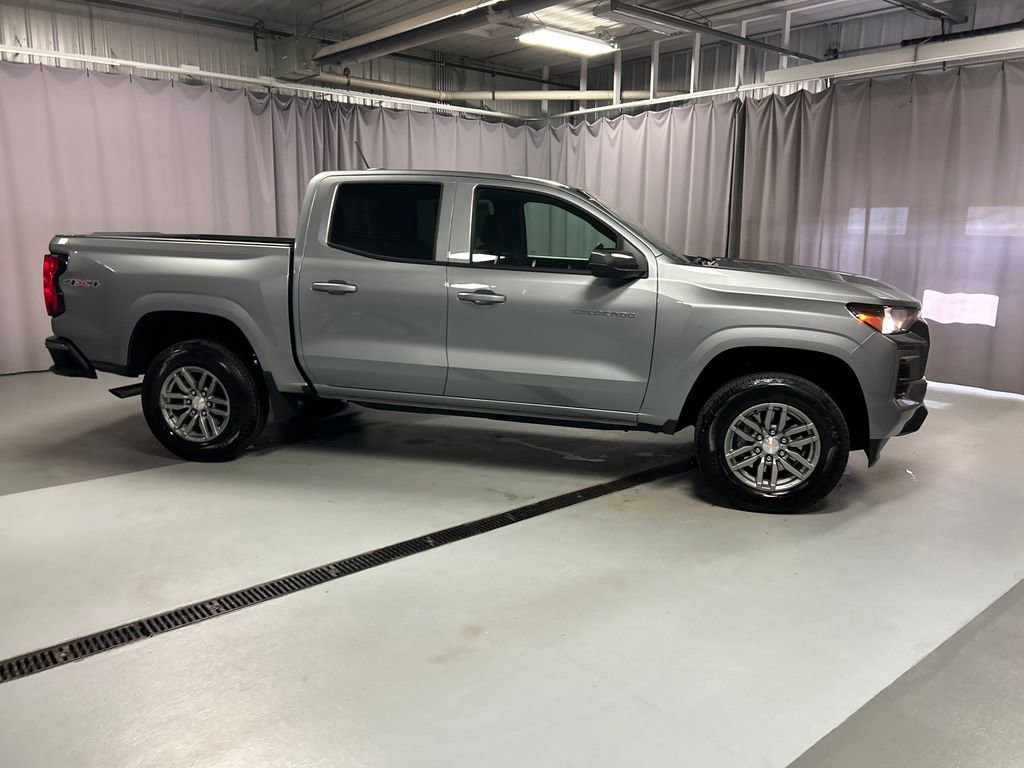 Used 2025 Chevrolet Colorado LT w/ Advanced Trailering Package AWD/4WD image 8