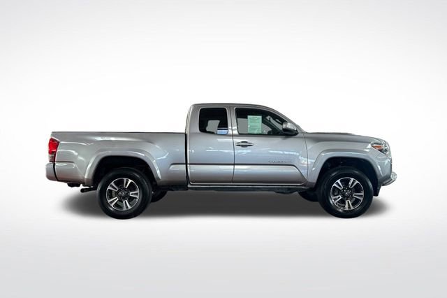 Used 2017 Toyota Tacoma TRD Sport image 3