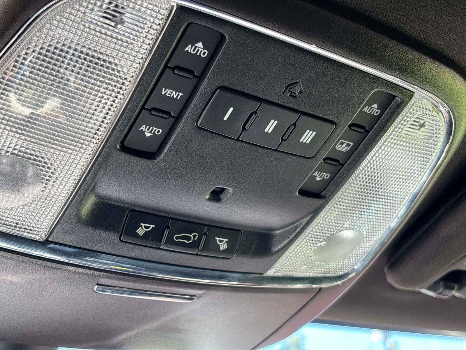 Used 2019 Jeep Grand Cherokee Overland AWD/4WD image 25