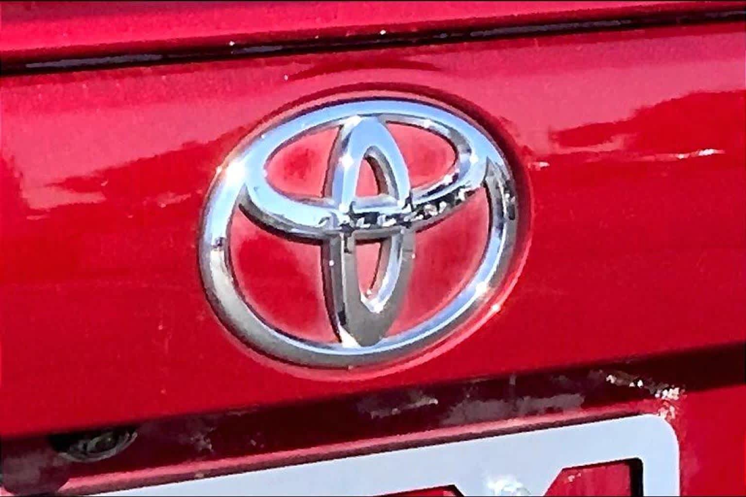 Used 2021 Toyota RAV4 XLE Premium FWD image 31