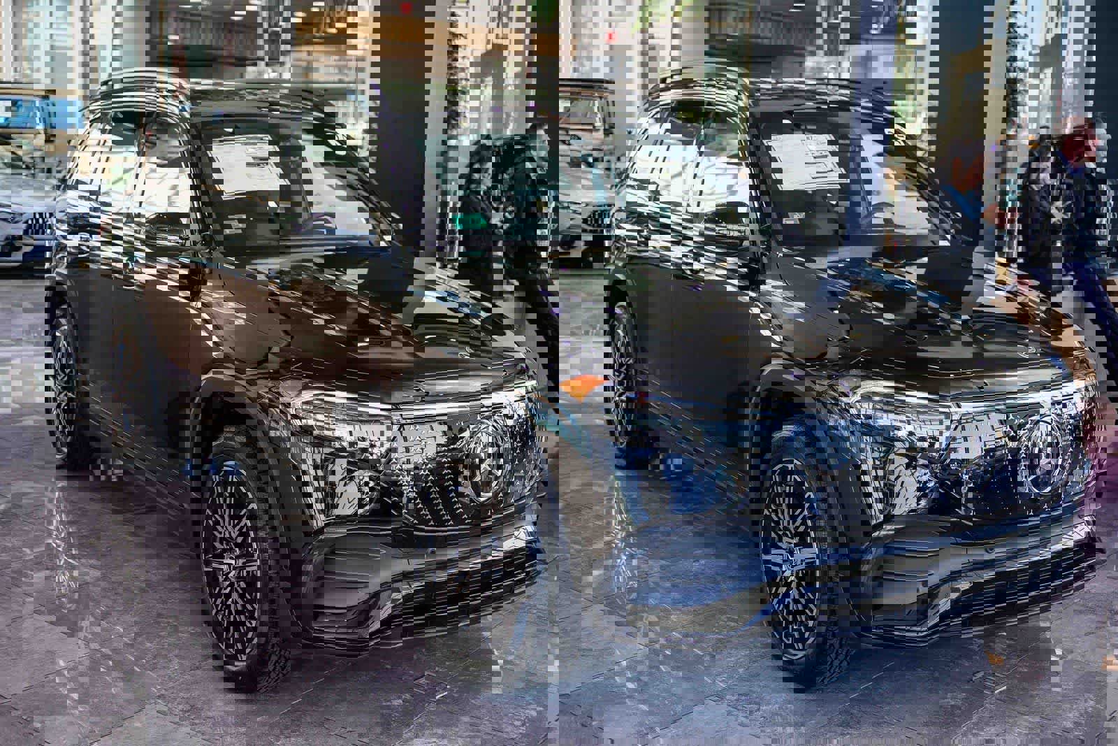 Used 2024 Mercedes-Benz EQB 350 4MATIC SUV image 5