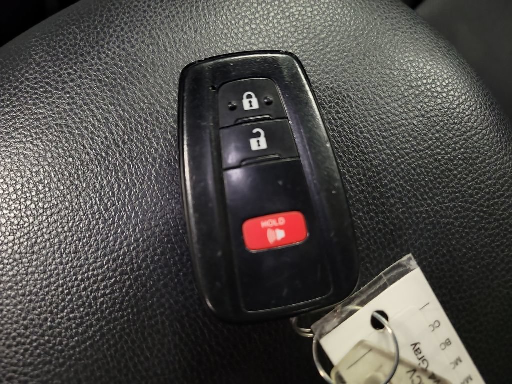 Used 2025 Toyota RAV4 XLE AWD/4WD image 21