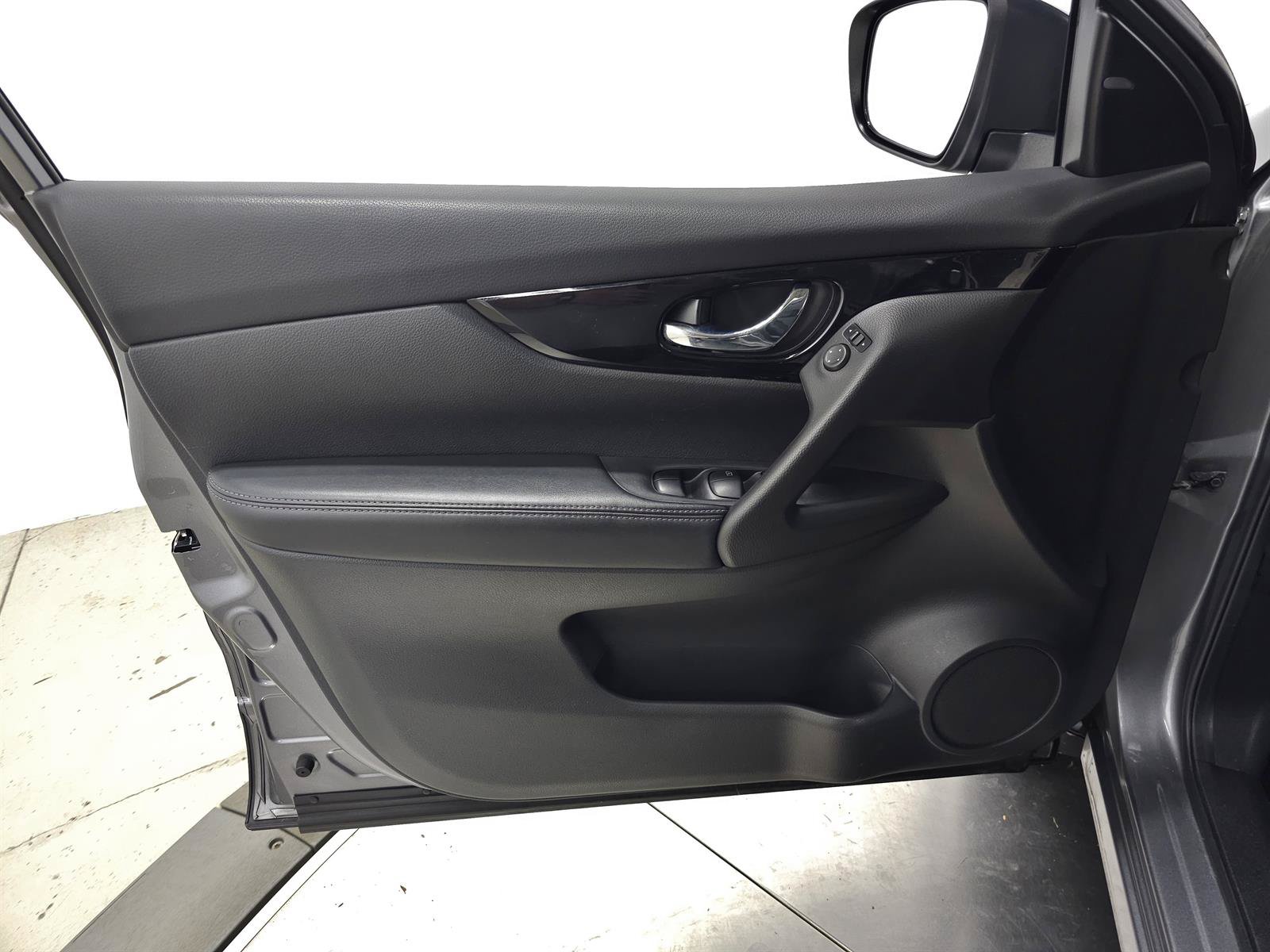 Used 2018 Nissan Rogue Sport SV w/ SV Technology Package AWD/4WD image 12