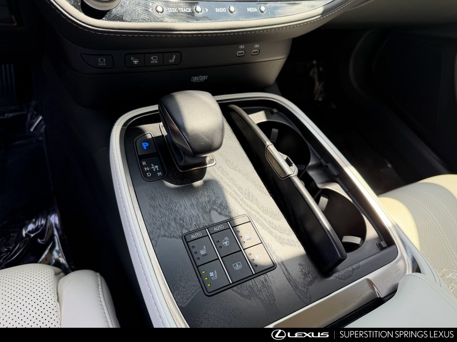 Used 2023 Lexus LS 500h AWD w/ Luxury Package image 21
