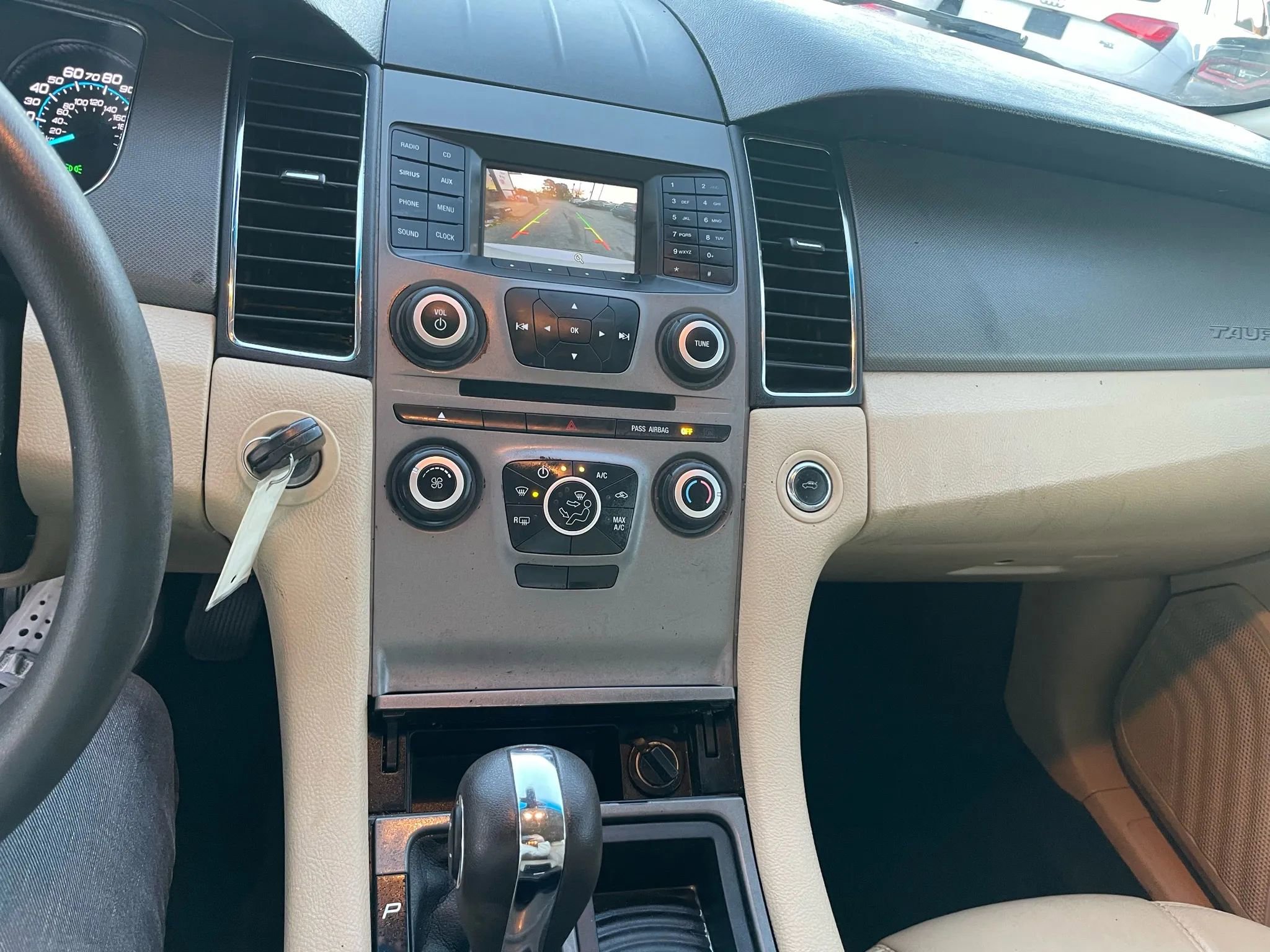 Used 2017 Ford Taurus SE image 9