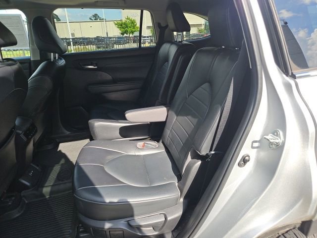 Used 2022 Toyota Highlander XLE FWD image 26