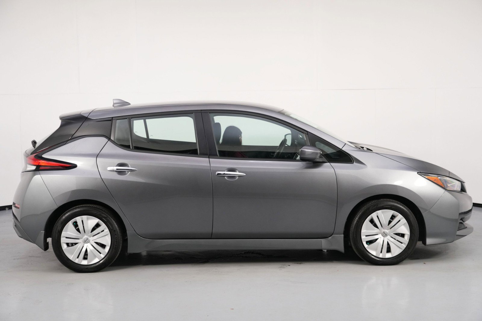 Used 2025 Nissan Leaf S image 45