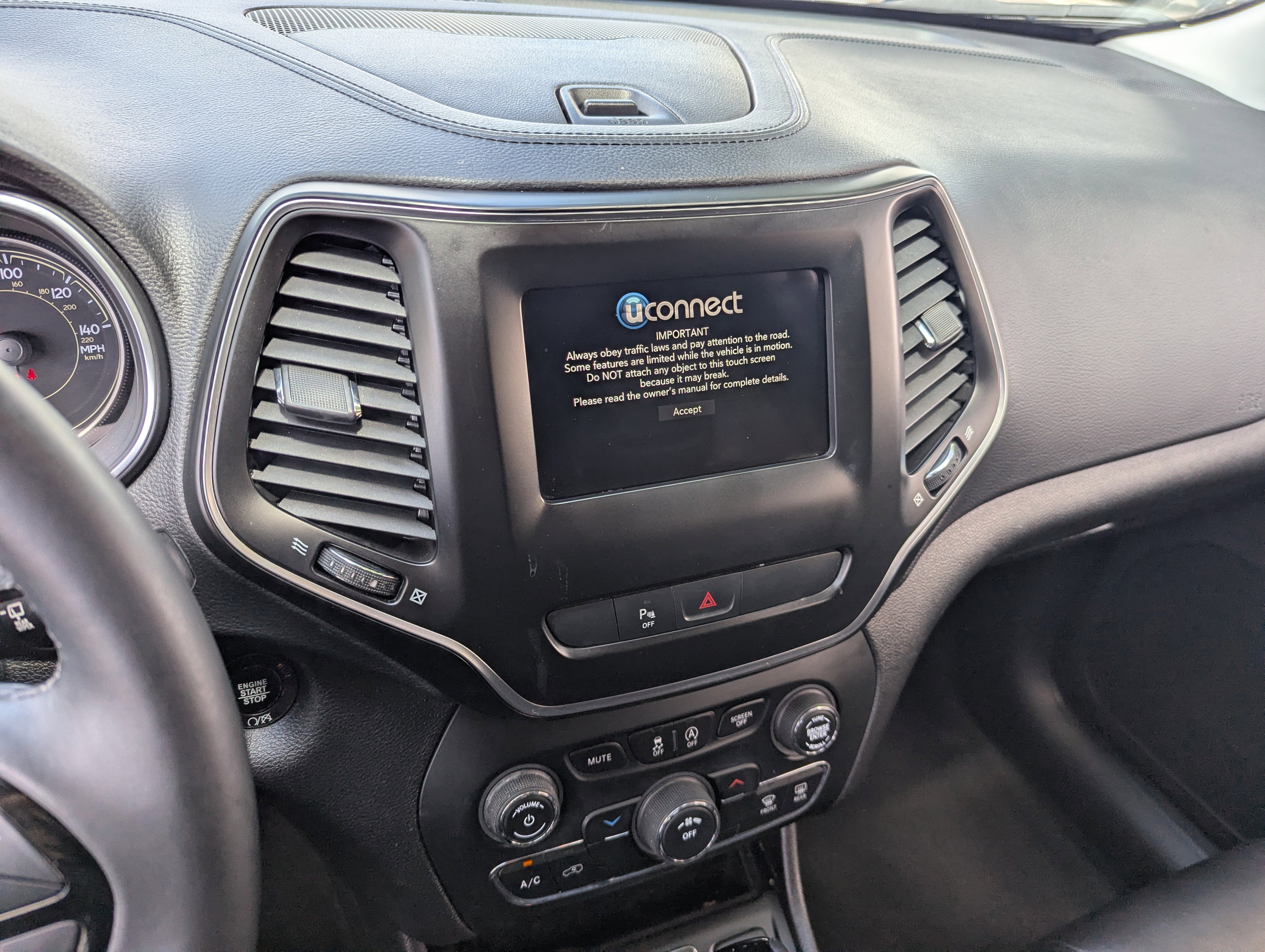 Used 2019 Jeep Cherokee Latitude Plus FWD image 23