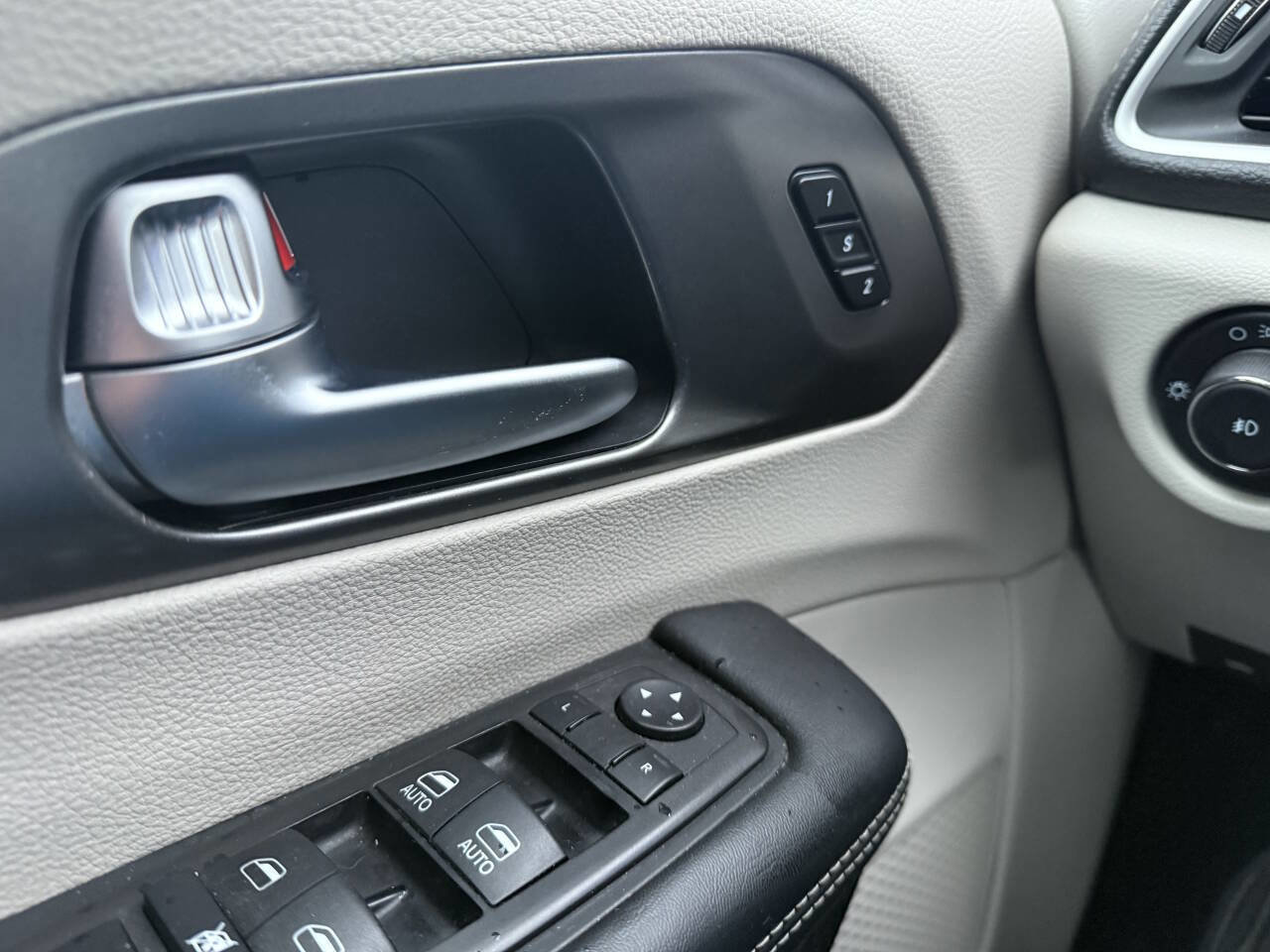 Used 2023 Chrysler Pacifica Touring-L image 25