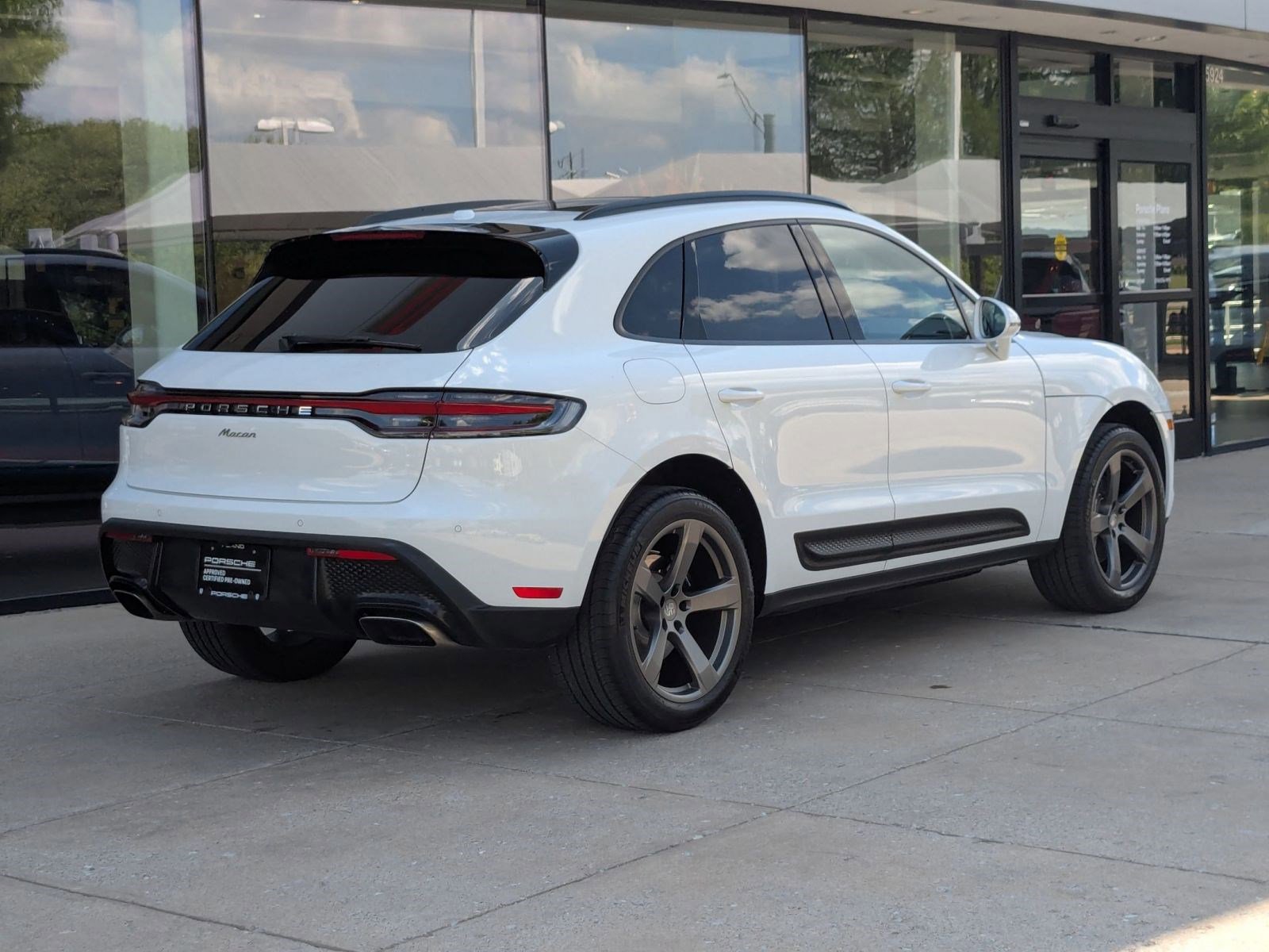 Certified 2026 Porsche Macan AWD/4WD image 9