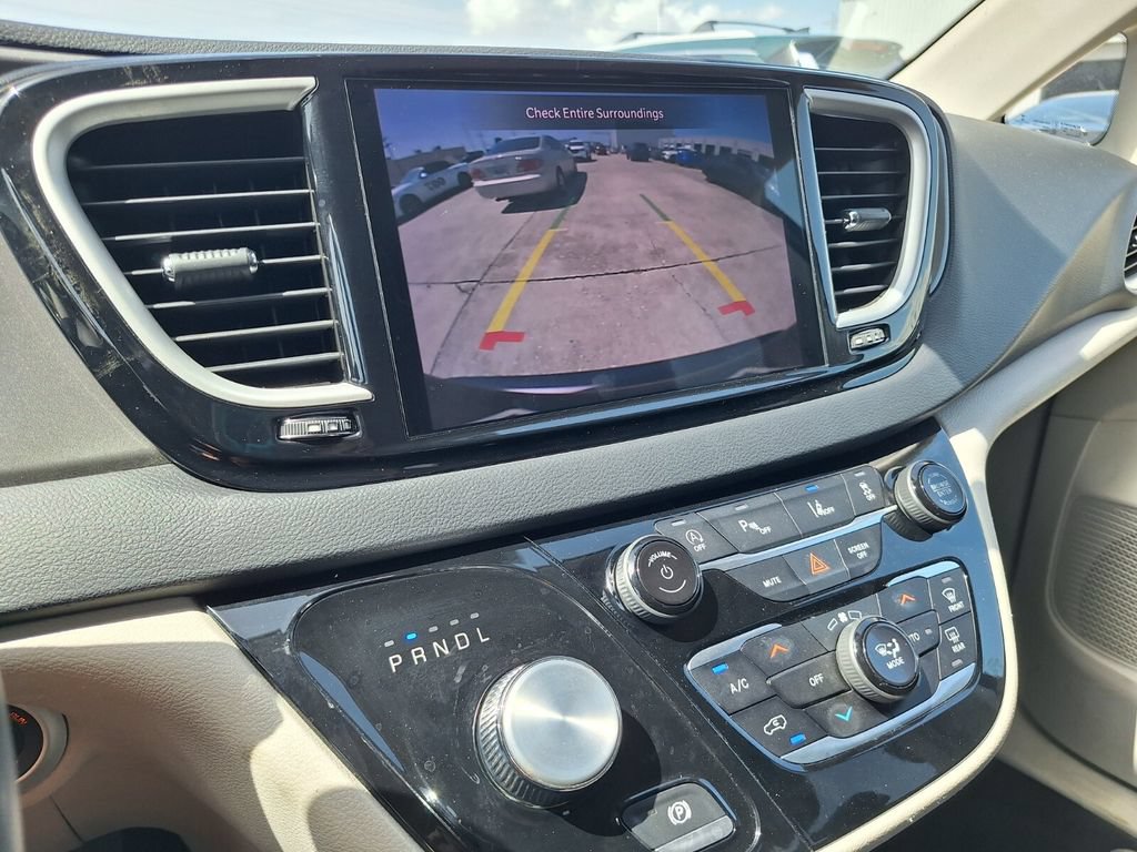 Used 2023 Chrysler Pacifica Touring-L FWD image 20