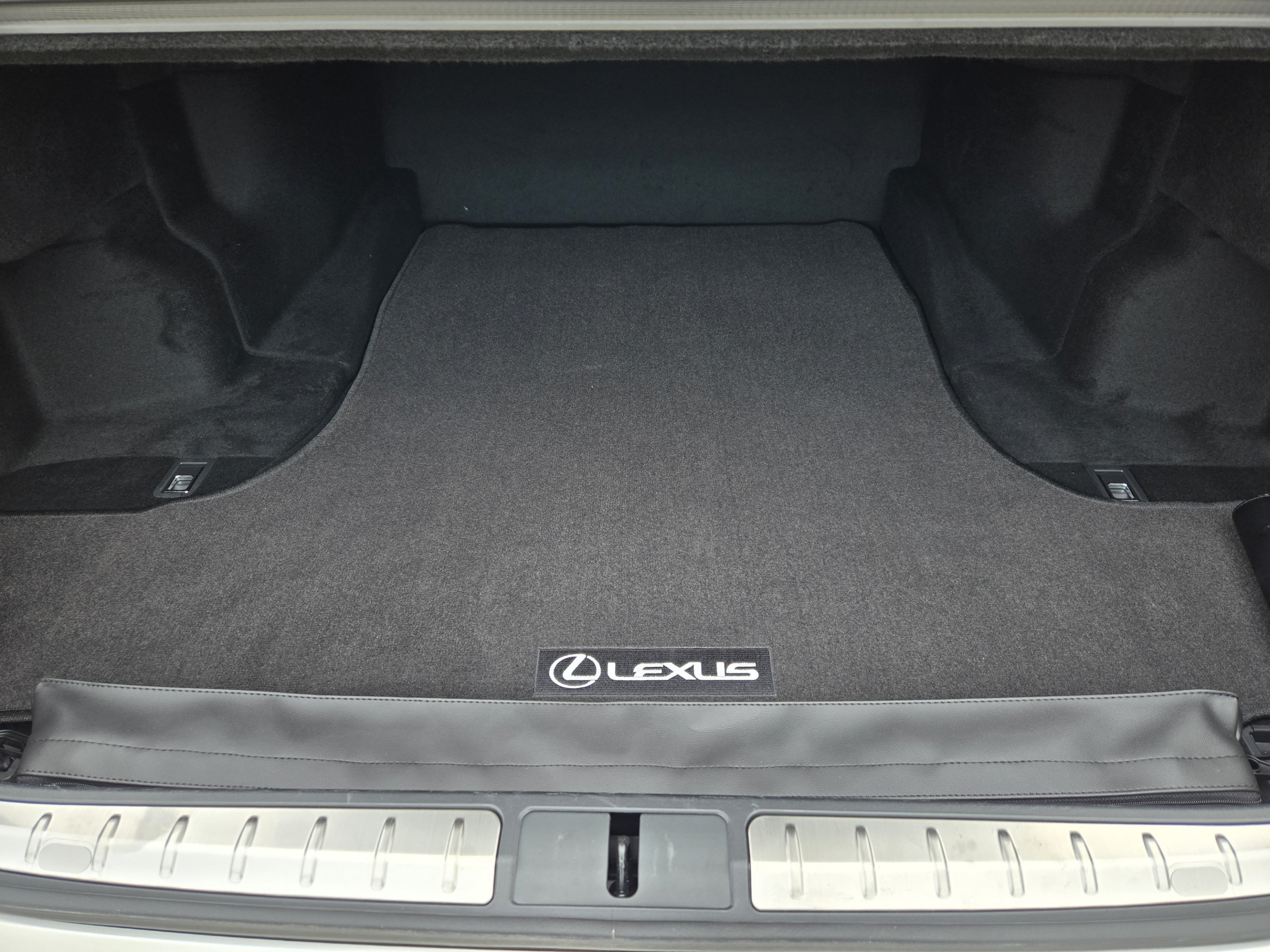 Used 2022 Lexus LS 500 w/ Interior Upgrade Package RWD image 32