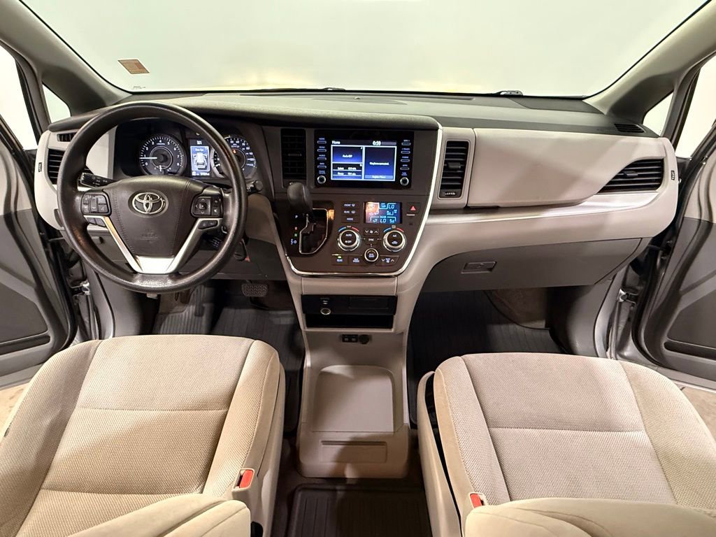 Used 2018 Toyota Sienna L image 17