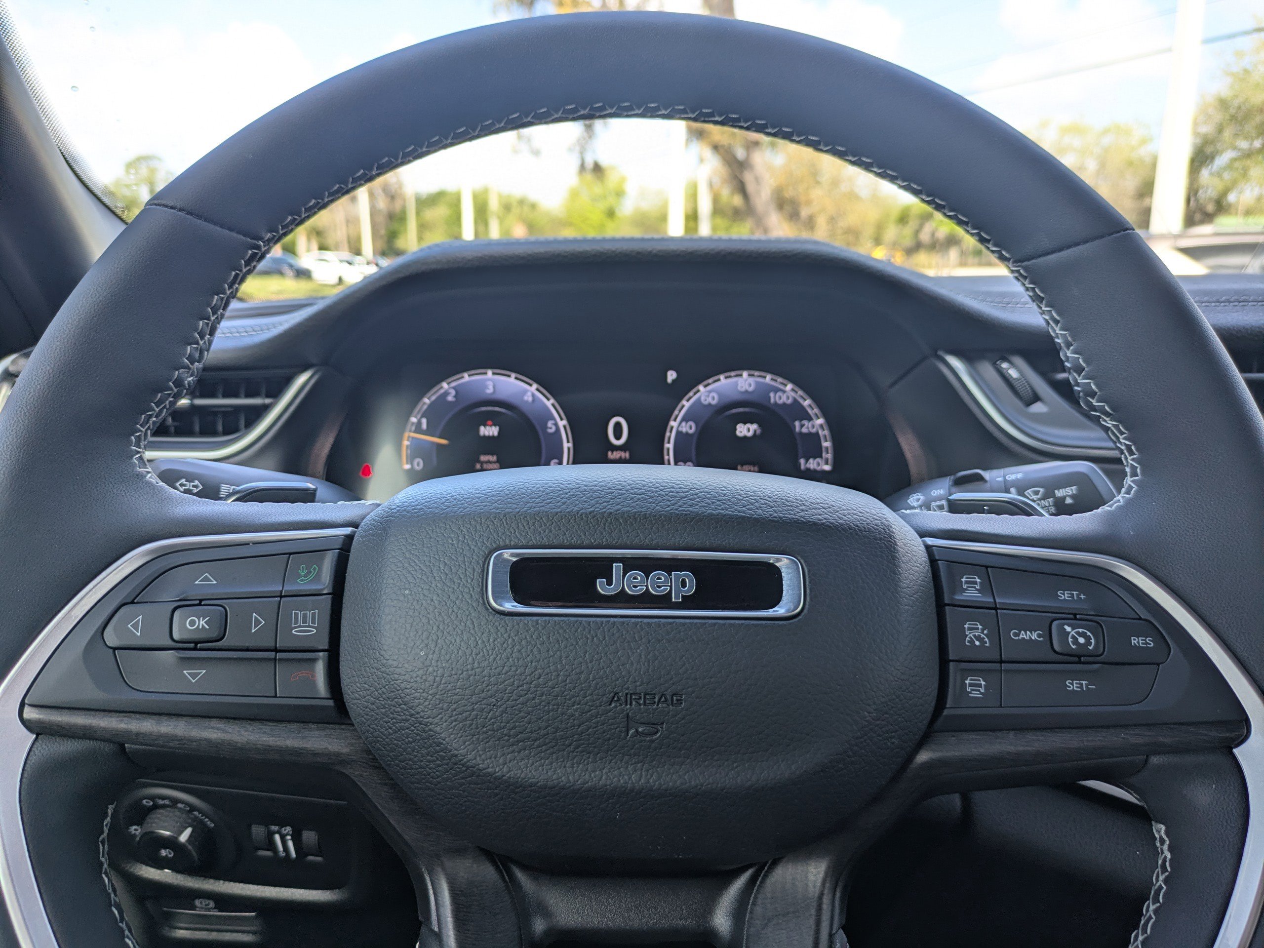 Used 2025 Jeep Grand Cherokee L Limited w/ Black Appearance Package AWD/4WD image 31