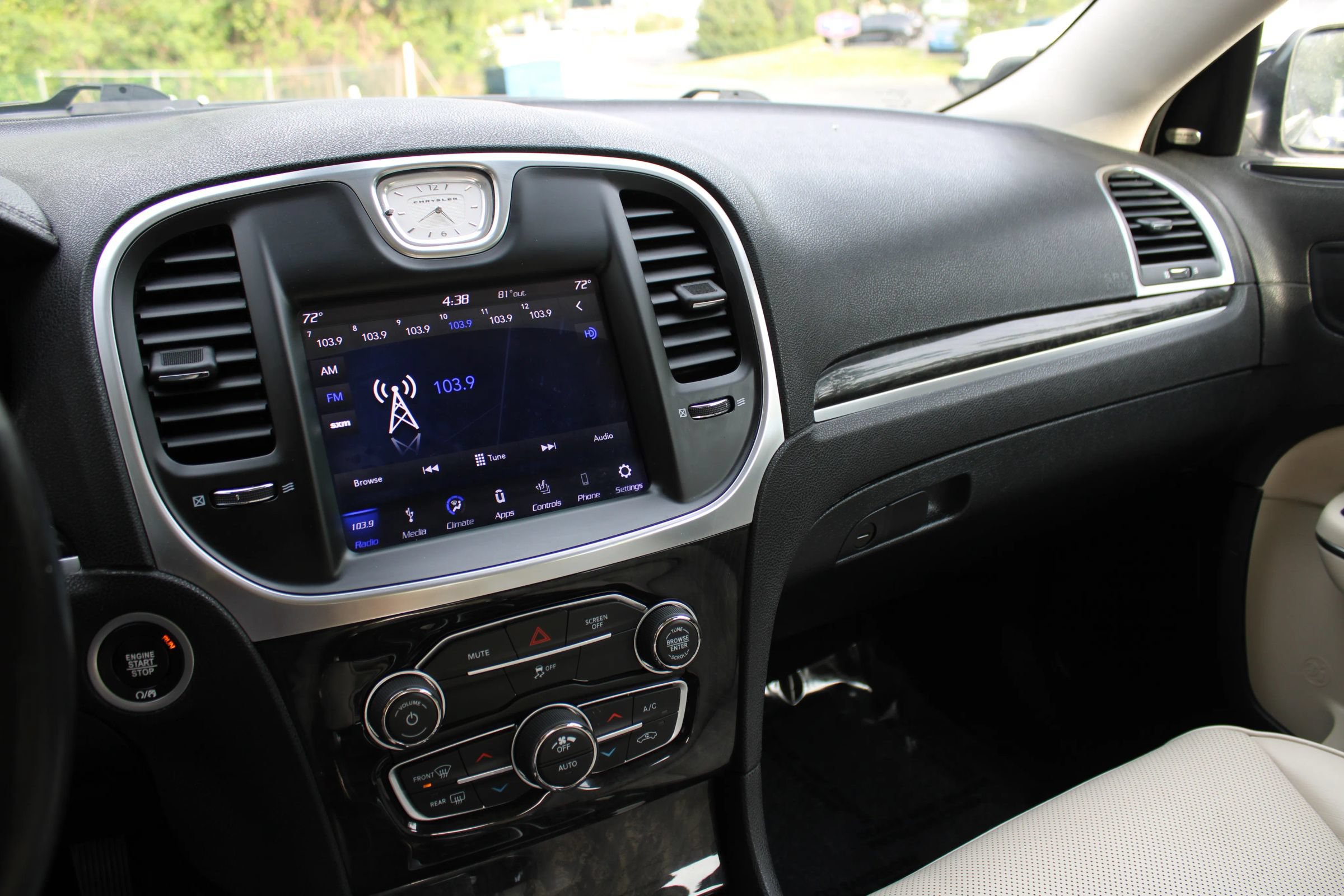 Used 2018 Chrysler 300 Limited RWD image 9