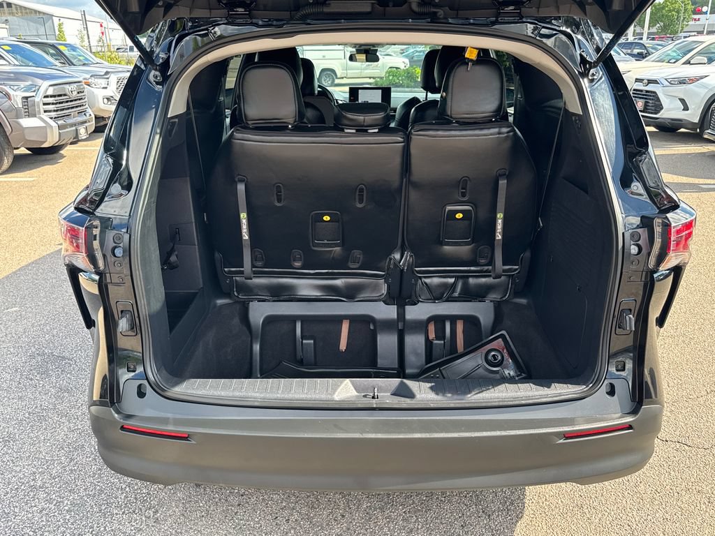Used 2025 Toyota Sienna LE AWD/4WD image 7