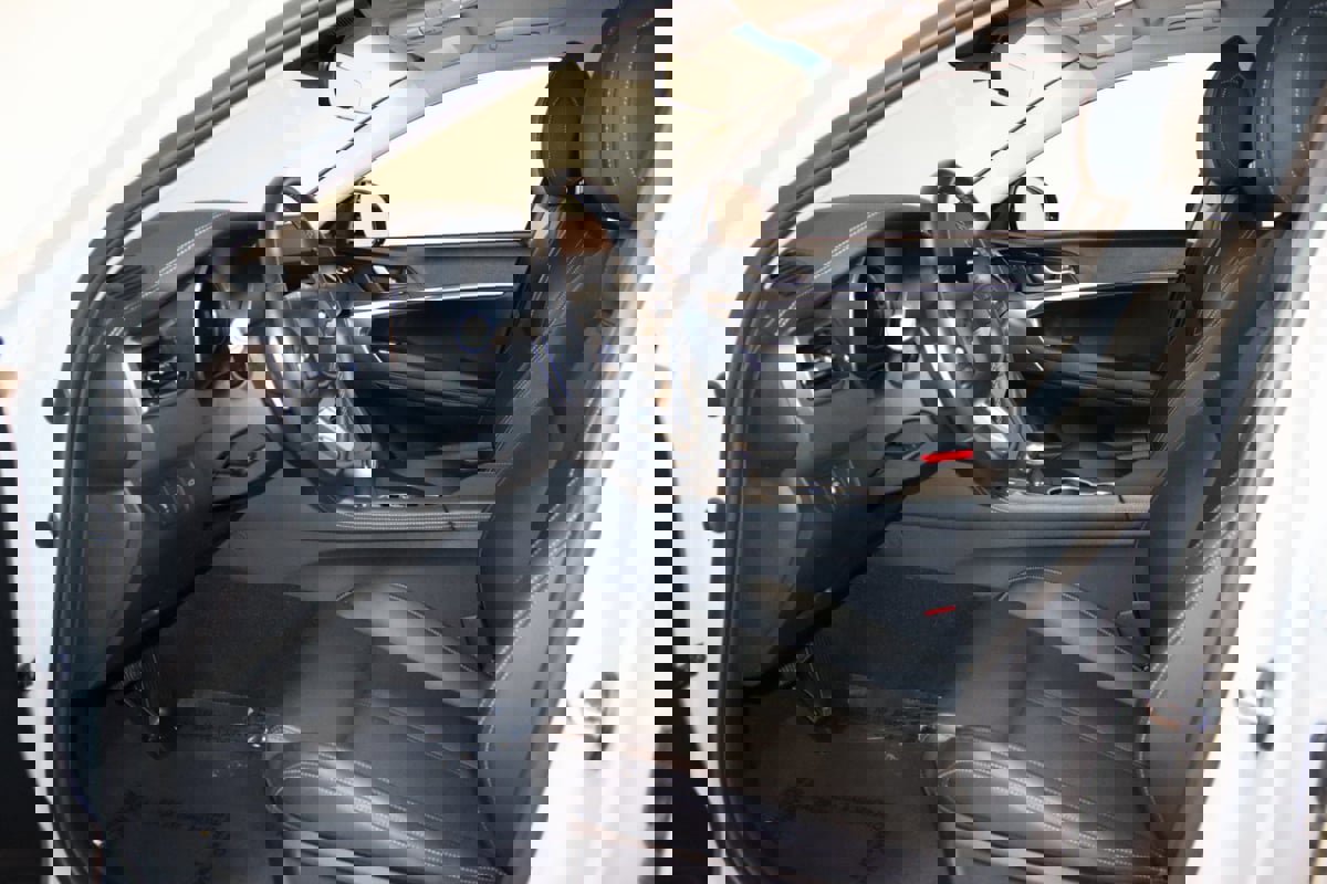 Used 2025 Genesis G70 2.5T image 32