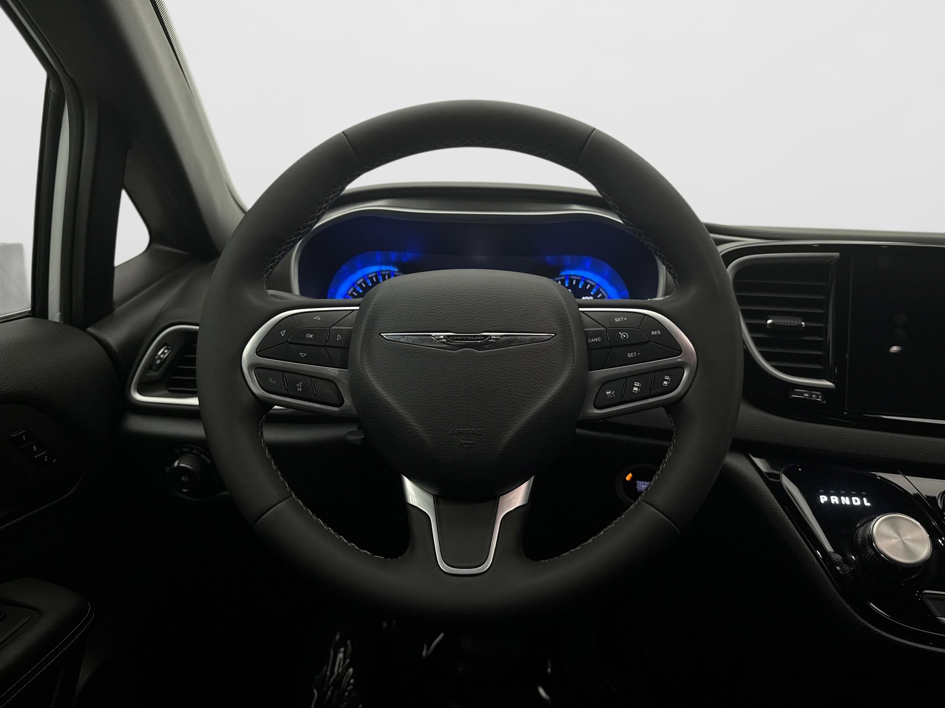 Used 2025 Chrysler Pacifica Select FWD image 12