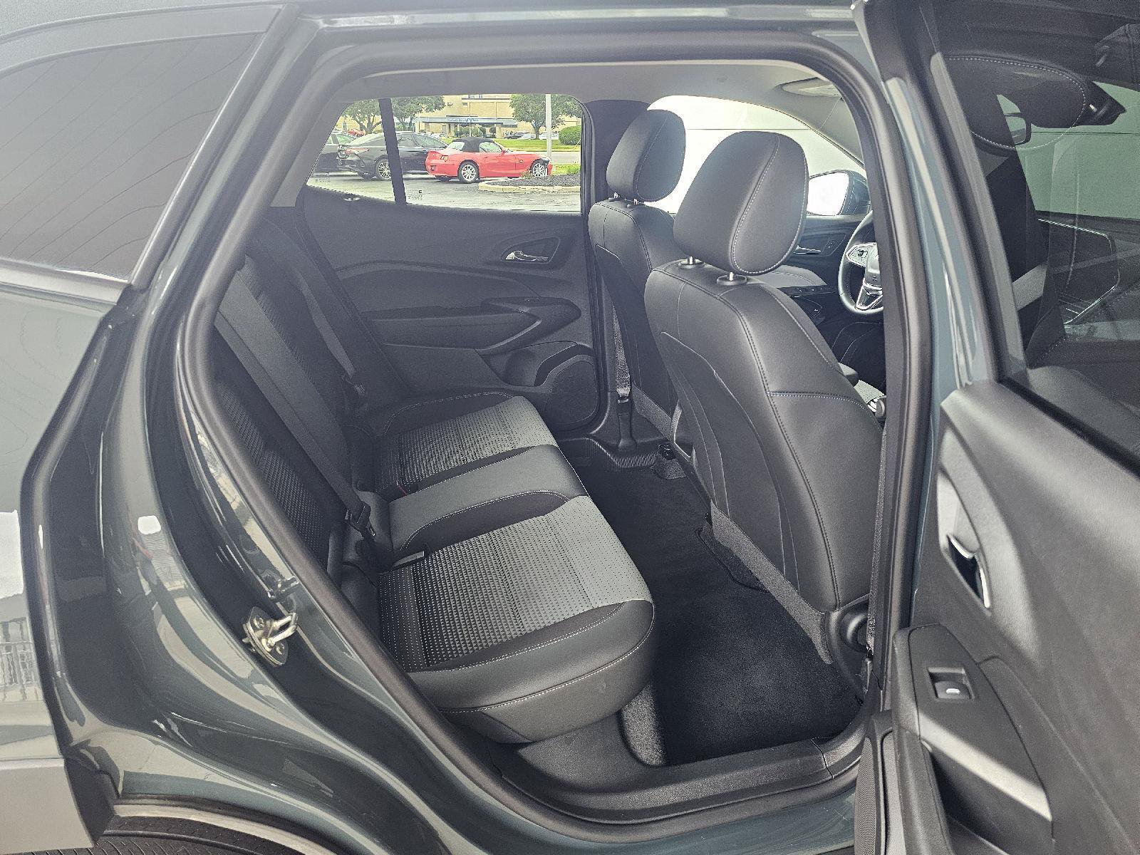 Used 2025 Chevrolet Trax LT w/ LT Convenience Package FWD image 14