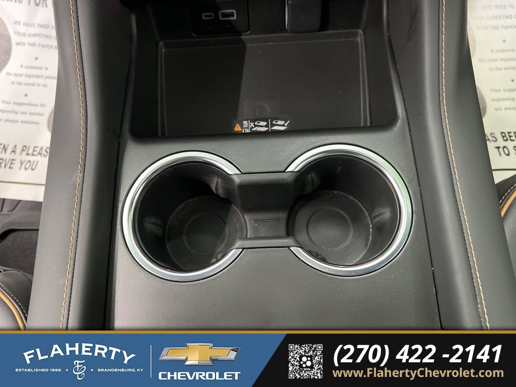 Used 2024 GMC Yukon XL AT4 w/ Technology Package image 30