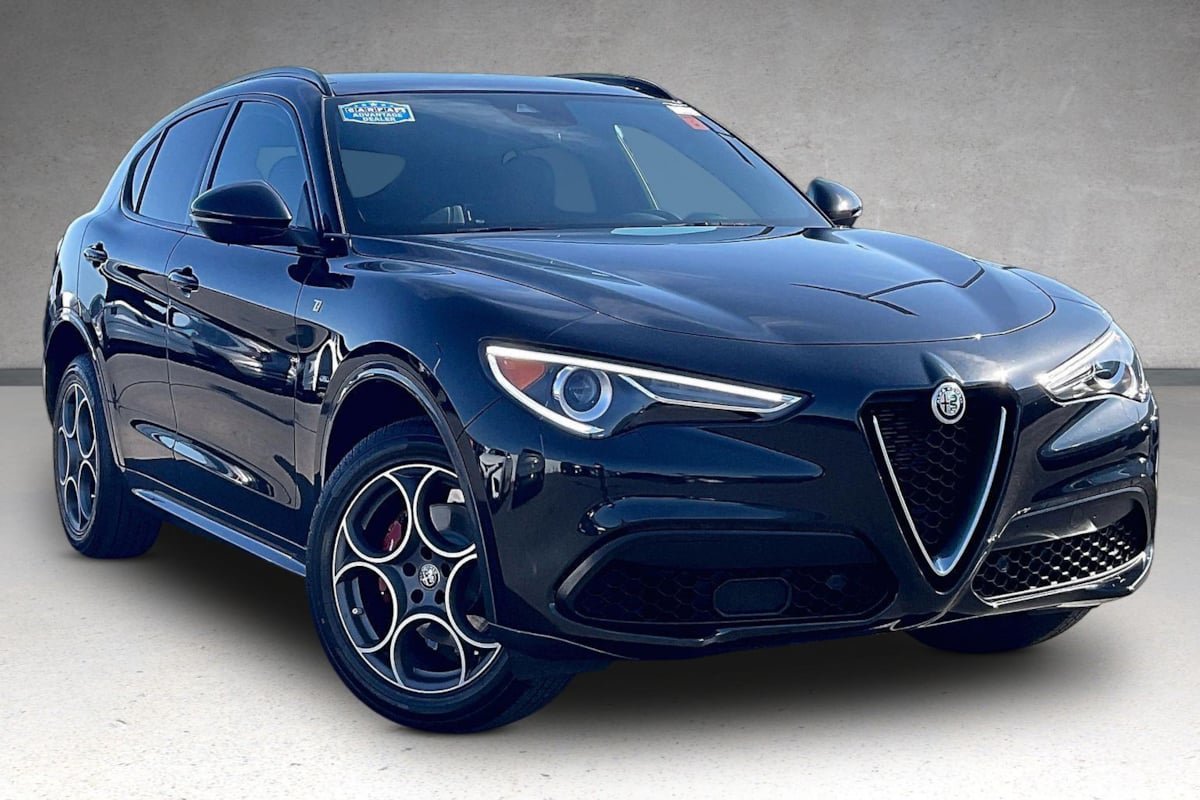 Used 2023 Alfa Romeo Stelvio Ti AWD/4WD image 2