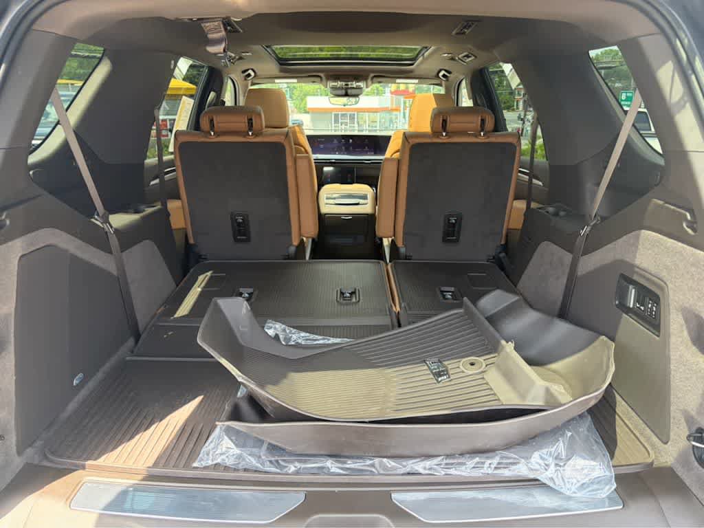 Used 2026 Cadillac Escalade Luxury w/ LPO, Floor Liner Package AWD/4WD image 28