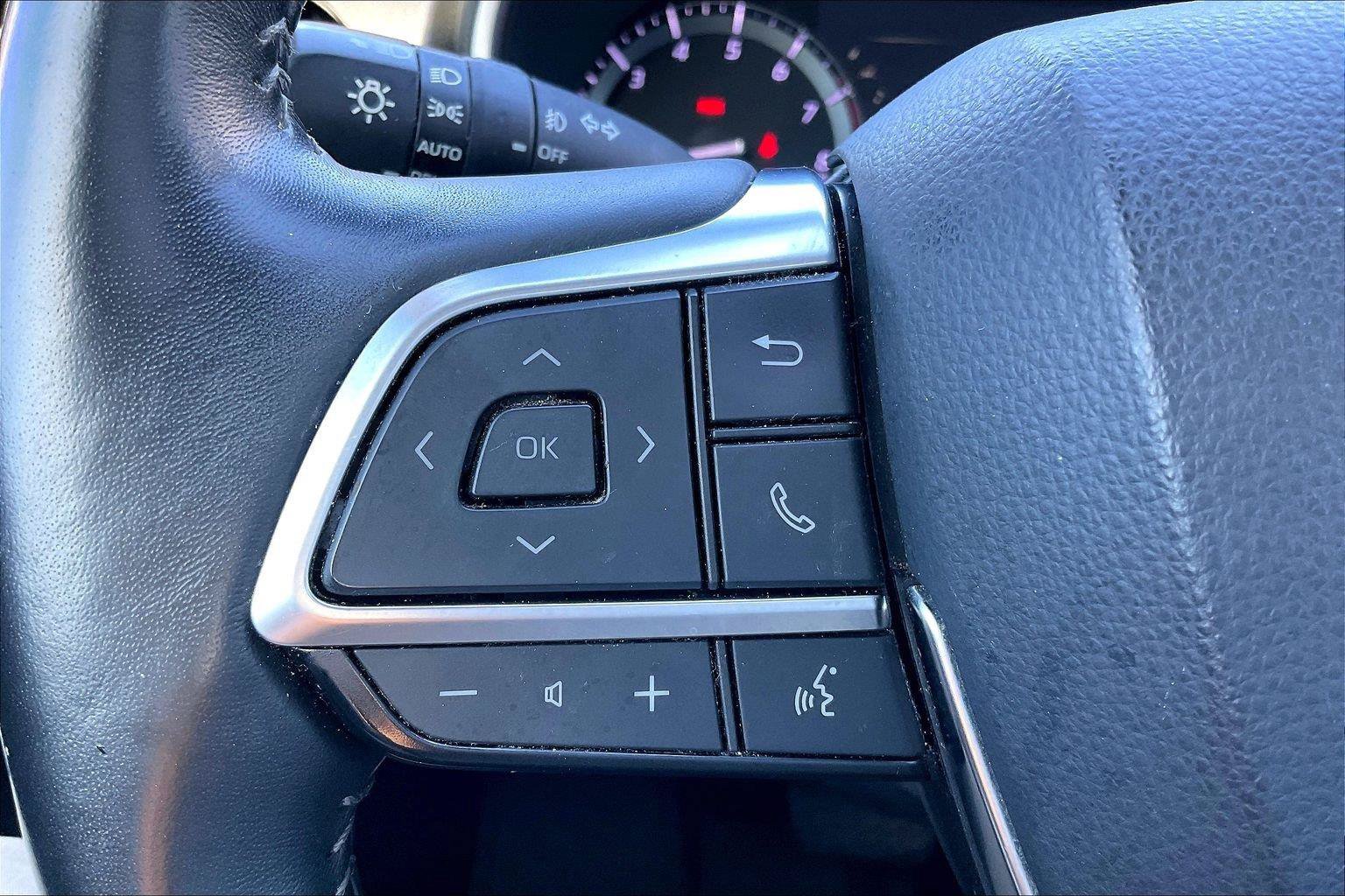Used 2020 Toyota Highlander XLE AWD/4WD image 19