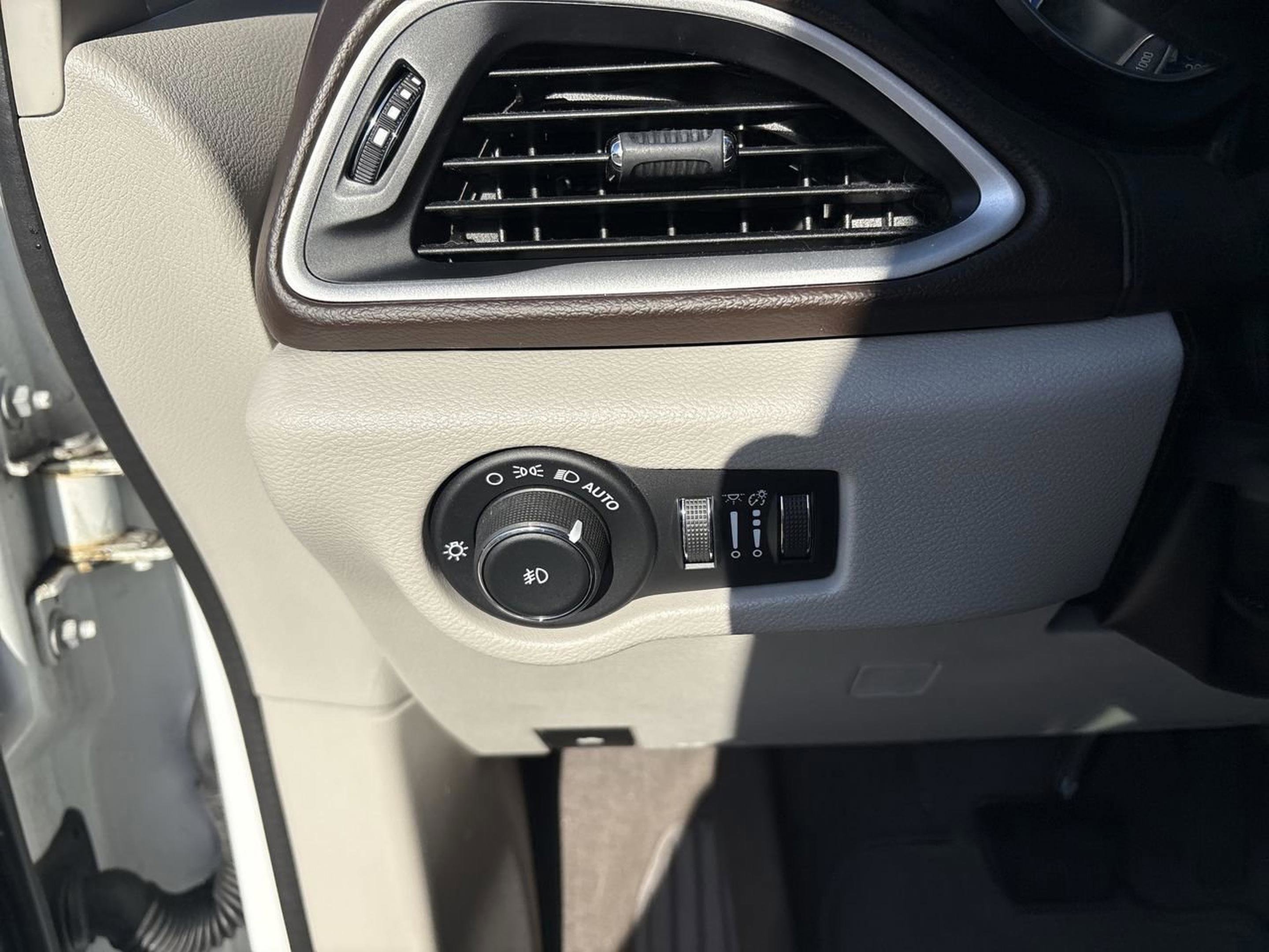 Used 2020 Chrysler Pacifica Touring-L Plus w/ Tire & Wheel Group image 14