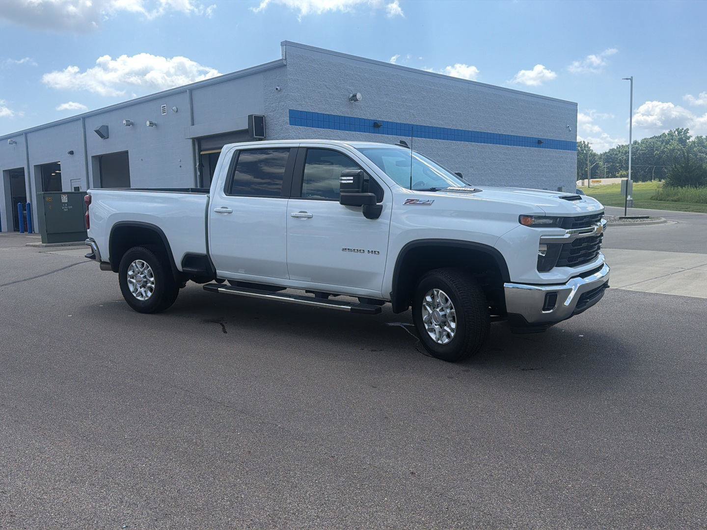 Used 2024 Chevrolet Silverado 2500 LT AWD/4WD image 7