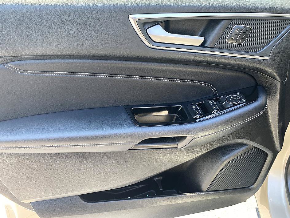 Used 2018 Ford Edge Titanium w/ Equipment Group 302A AWD/4WD image 10