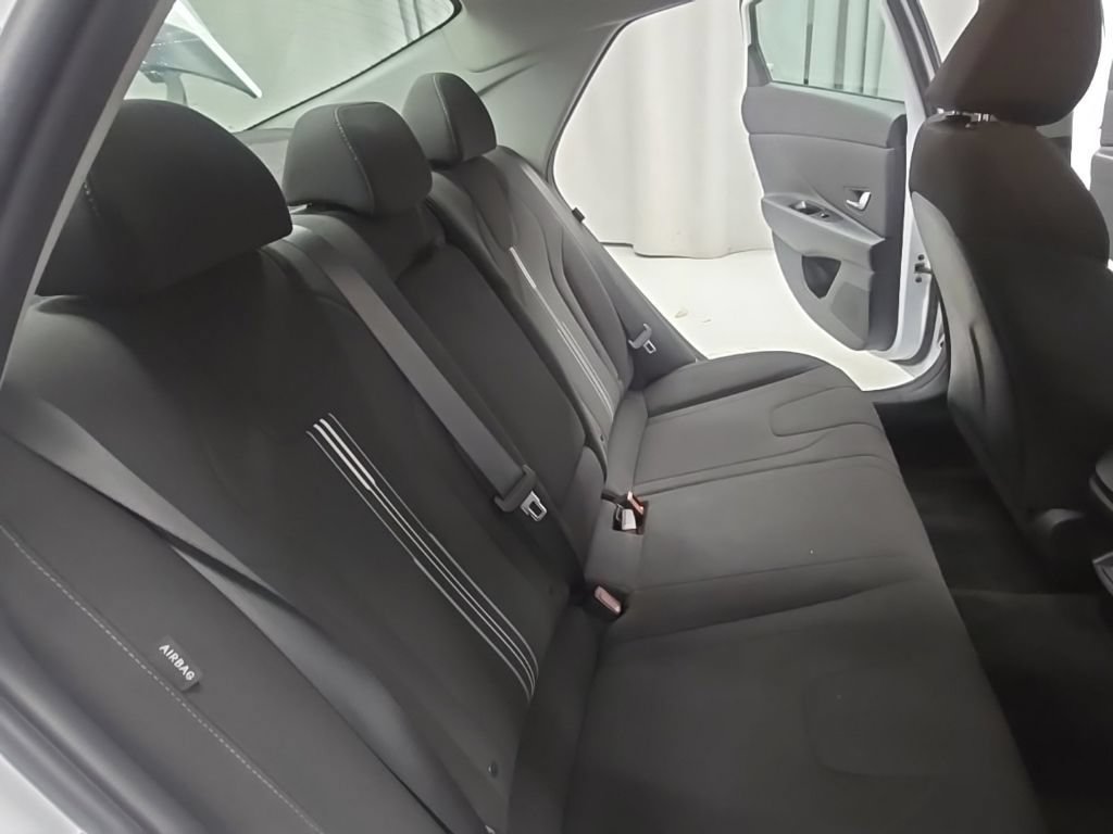 Used 2025 Hyundai Elantra SEL FWD image 20