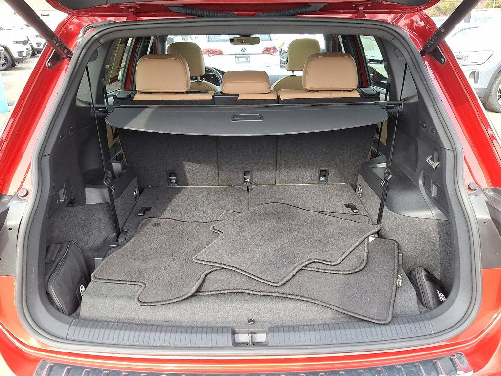 Used 2023 Volkswagen Tiguan SE w/ Panoramic Sunroof Package image 17