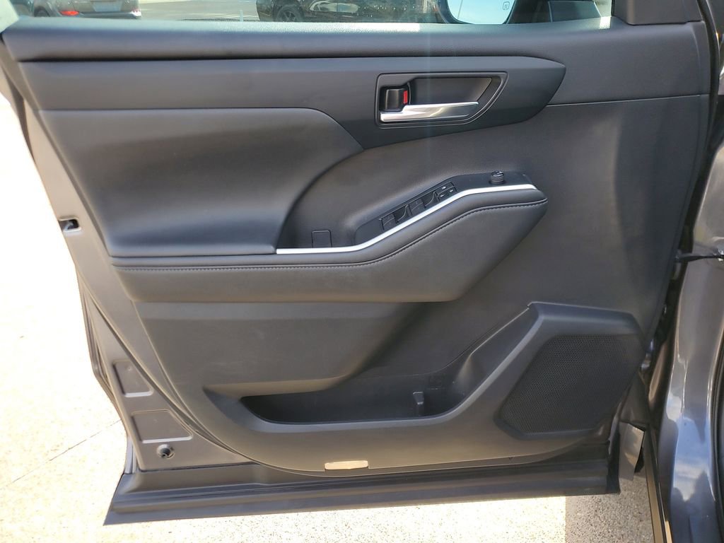 Used 2022 Toyota Highlander XLE image 21