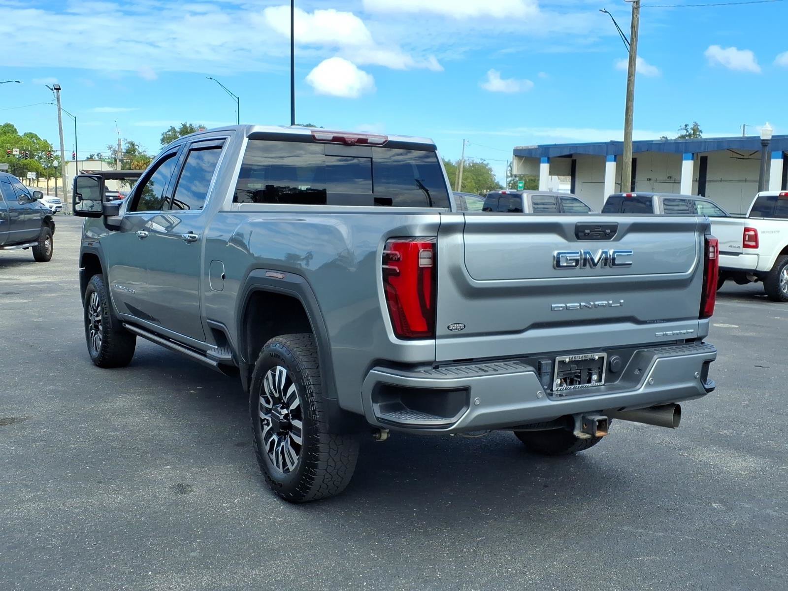 Used 2024 GMC Sierra 2500 Denali Ultimate AWD/4WD image 3