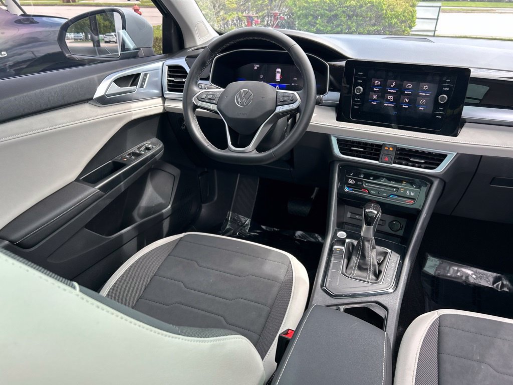 Certified 2025 Volkswagen Taos SE w/ Panoramic Sunroof Package FWD image 9