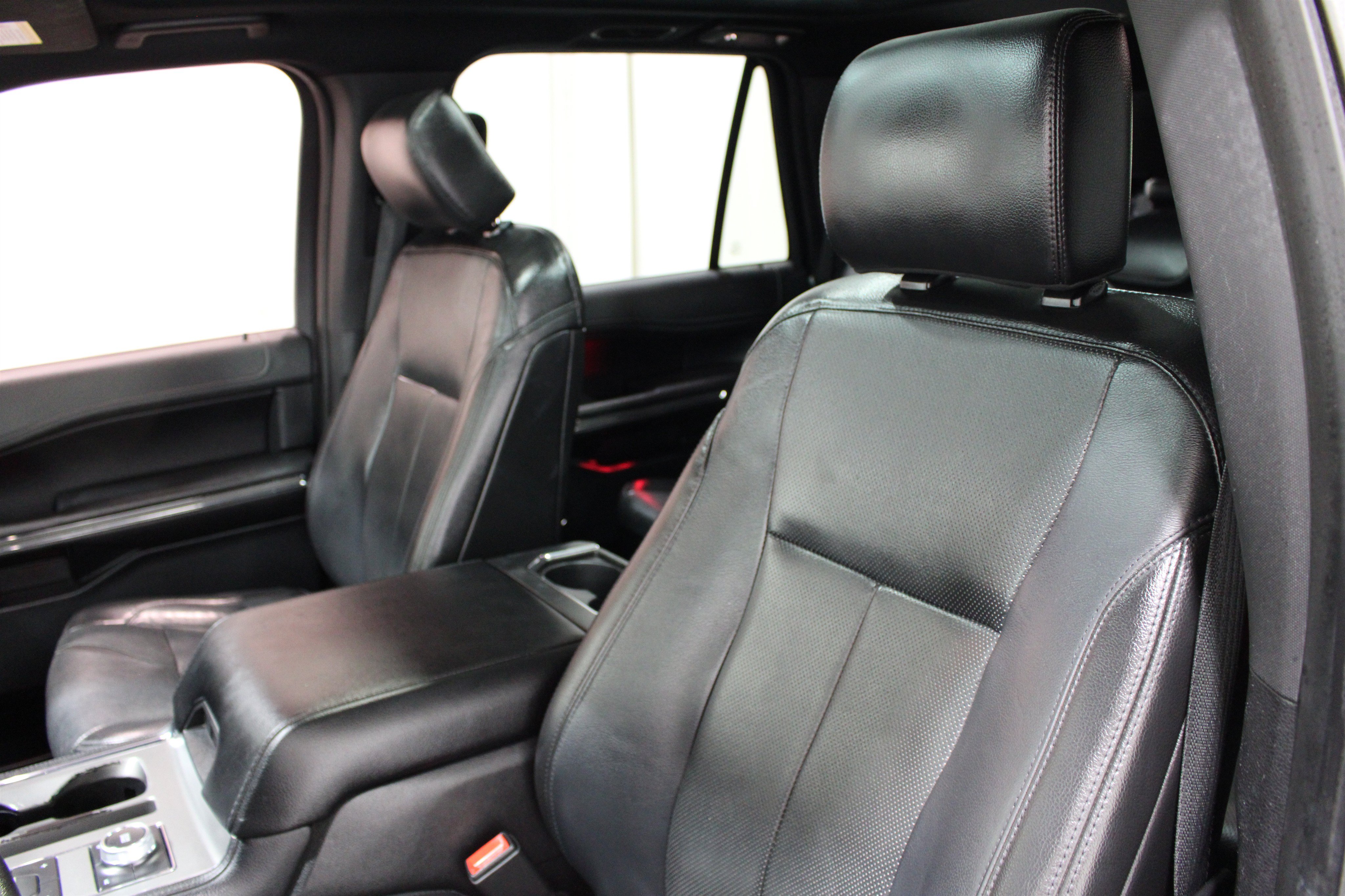 Used 2018 Ford Expedition XLT w/ Equipment Group 202A AWD/4WD image 4