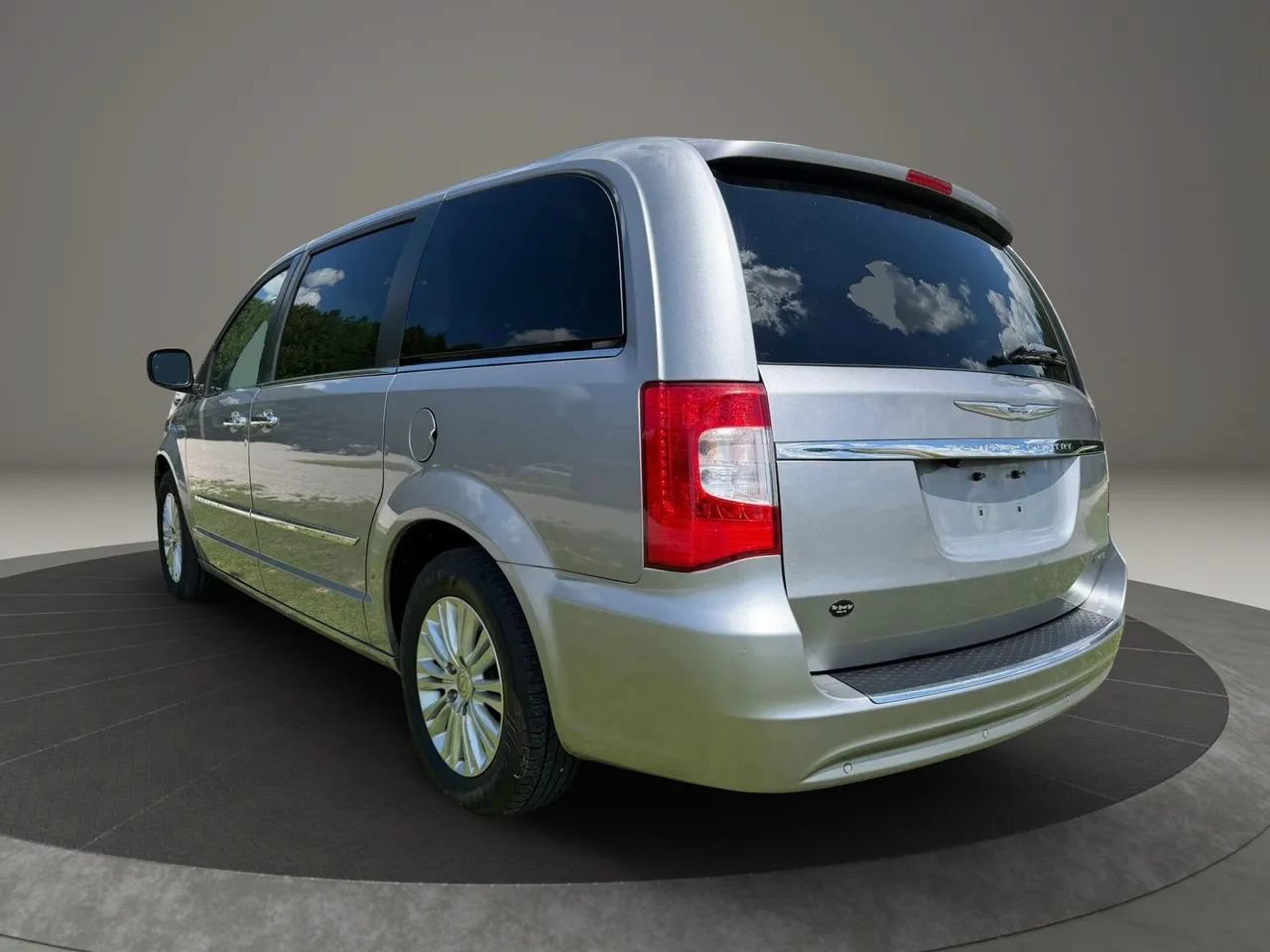 Used 2015 Chrysler Town & Country Limited FWD image 3