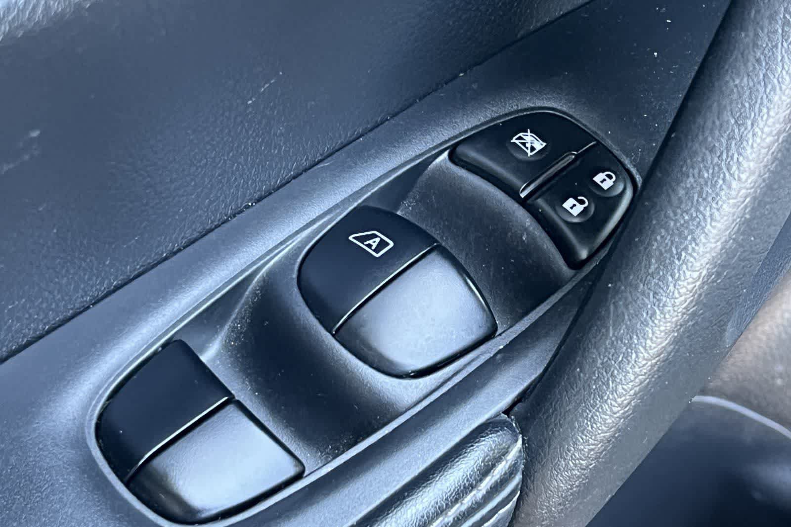 Used 2020 Nissan Rogue SV w/ Premium Package FWD image 14